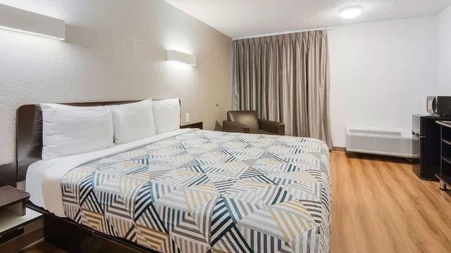غرفة قياسية بسرير كينج، Motel6 Addison, TX - Dallas 1/10