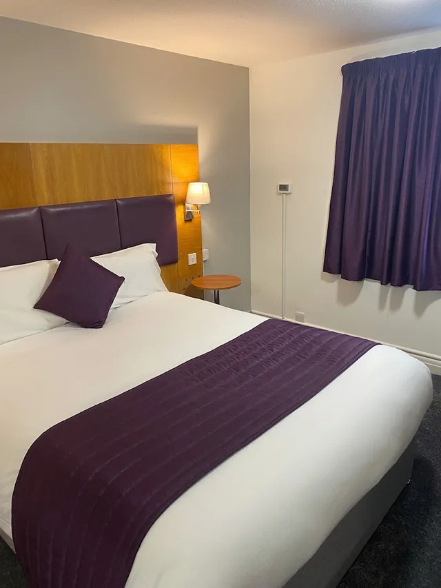 غرفة بسرير مزدوج لذوي الإعاقة، Purple Roomz 1/9
