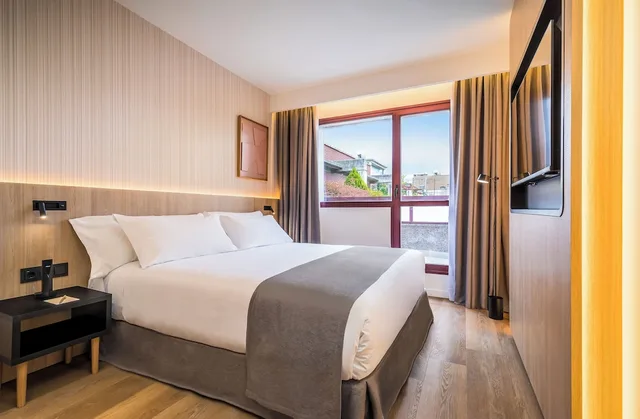 غرفة سوبيريور بسرير كوين بشرفة، Occidental Pamplona 2/5