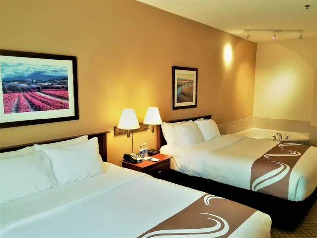 غرفة قياسية بسريرين كوين بجاكوزي، Quality Inn Airport Dieppe 1/9