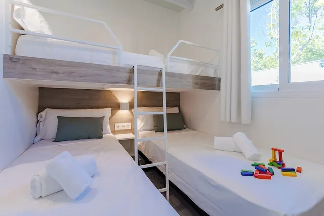 2 Bedrooms, Neri, Bungalow, 1 Queen and 3 Single Beds, Pet Friendly، Costa del Sol Glamping Village 2/9