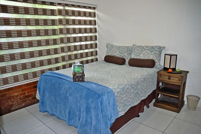 Tower, Queen Bed, Shared Bathroom، Oh Espana 3/5