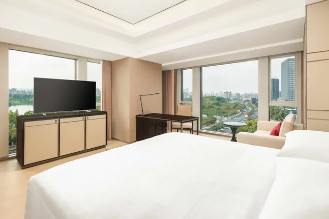 غرفة كلوب ركنية بسرير كينج، Shanghai Marriott Hotel Parkview 1/3