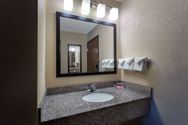 Room, 2 Queen Beds, Ramada by Wyndham Glendale Heights/Lombard 4/6