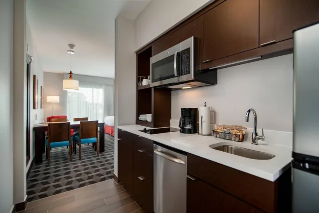 جناح بسرير كوين بغرفة نوم واحدة مع أريكة، TownePlace Suites Fort Worth University Area/Medical Center 7/7