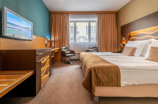 غرفة قياسية بسرير مزدوج وسريرين منفصلين، Danubia Gate Hotel 1/2