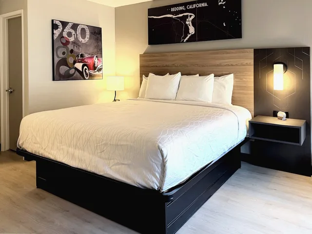 Classic, Queen Bed, Pool View, Thunderbird Lodge 3/8