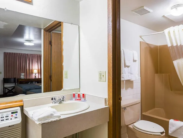 غرفة قياسية بسريرين مزدوجين، Econo Lodge Waupaca 7/7