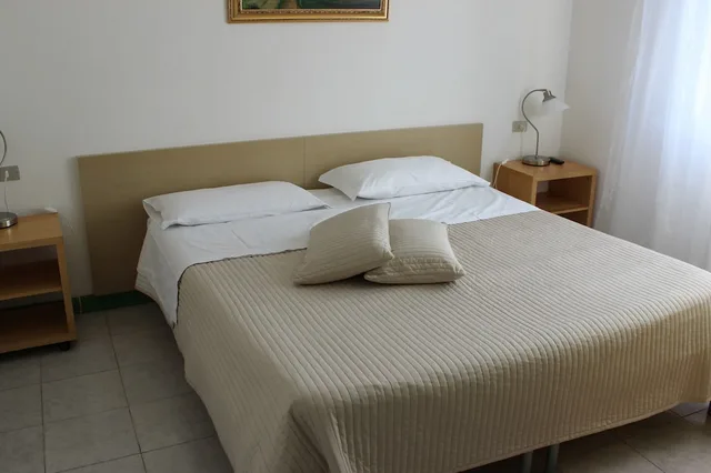 غرفة بسرير كوين بحمام خاص، Albergo Moderno 2/6