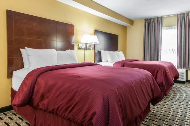 غرفة بسريرين كوين لذوي الإعاقة، Clarion Inn & Suites Indianapolis Northwest 2/6