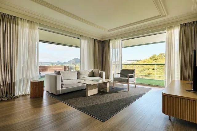 Luxury, Suite, King Bed, Side Pool View، Grand Josun Jeju 7/8