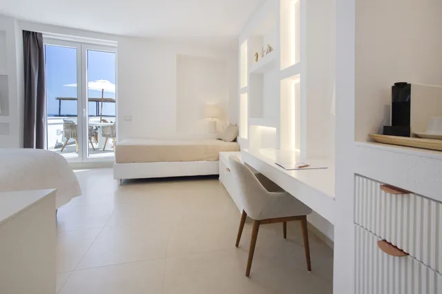 جناح بسرير كينج بإطلالة على البحر بشرفة، Pagoda Hotel Residence 4/5