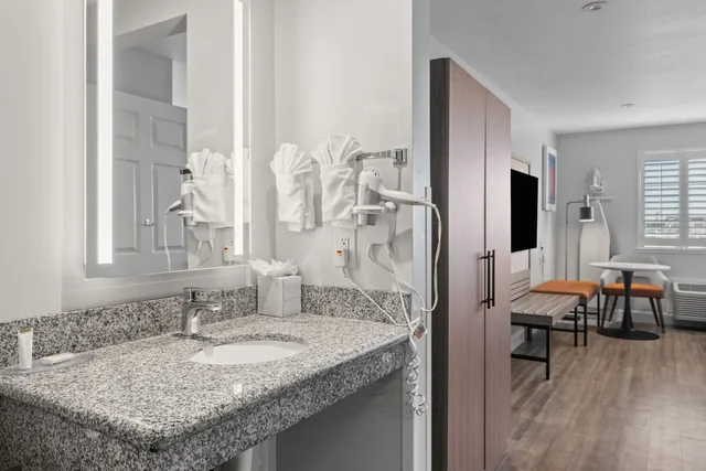 غرفة بسريرين كوين لذوي الإعاقة، Hotel Skye San Bruno 7/10