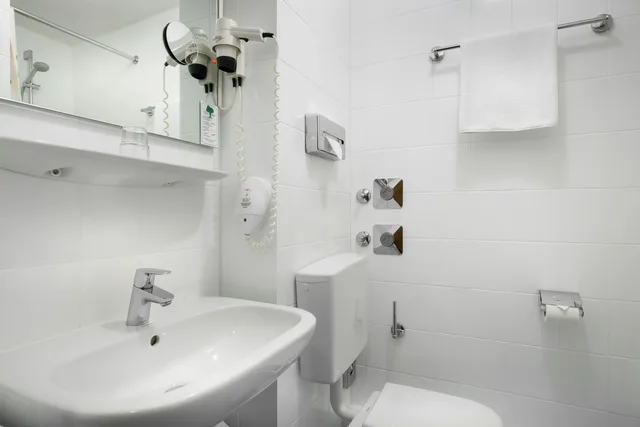 غرفة مفردة بحمام خاص بمطبخ صغير، acora Karlsruhe Zentrum Living the City 9/10