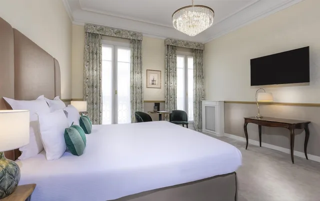 جناح جونيور بسرير كوين، Hotel Claridge 7/10