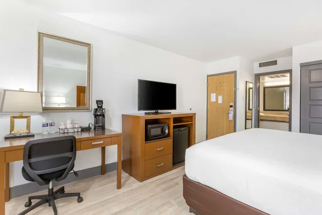 غرفة بسرير كينج بحوض استحمام لذوي الإعاقة، Best Western Plus El Paso Airport Hotel and Conference Center 3/4