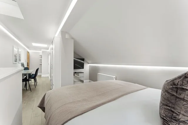 استوديو ثلاثي، Guilford Street Apartments 6/10