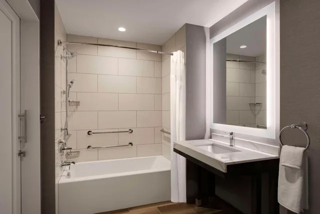 غرفة بسريرين كوين بحوض استحمام لذوي الإعاقة، Hyatt Place LAX Century Blvd 2/3