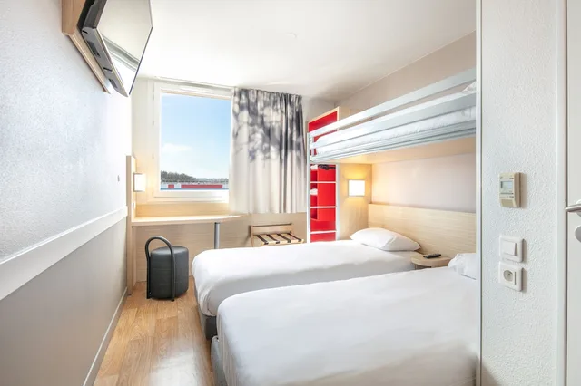 غرفة ثلاثية بثلاثة أسرّة، B&B HOTEL Lyon Aeroport Saint Quentin Fallavier 2/5