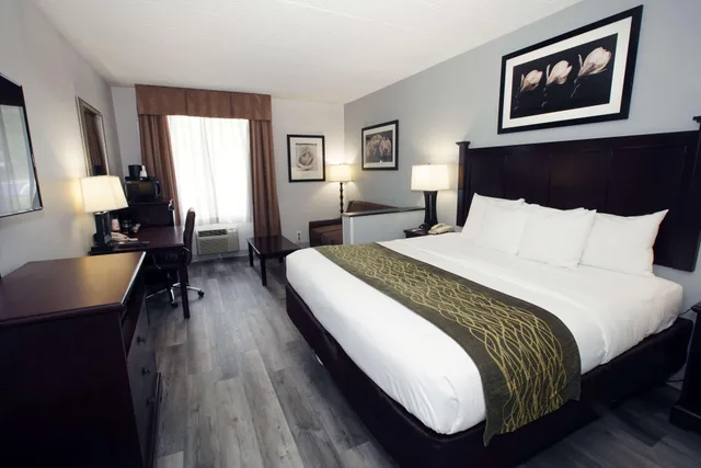 غرفة بسرير كينج بحوض جاكوزي، Best Western Paramus Hotel & Suites 2/9