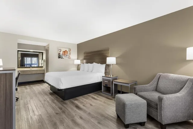 غرفة قياسية بسرير كينج يُسمح فيها بالحيوانات الأليفة، Best Western Gateway Adirondack Inn 9/10