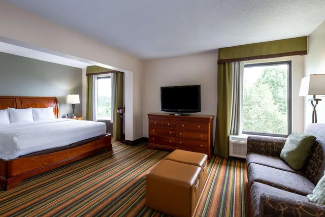 Executive, Suite, King Bed, Sofa, Hampton Inn Hanes Mall Winston-Salem 3/5