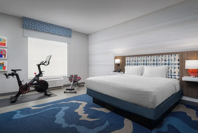 Room, King Bed, Peloton، Hampton Inn and Suites Naples South FL 1/2