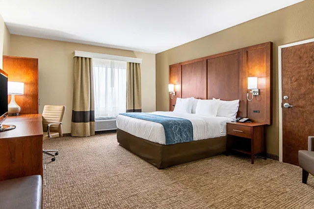 جناح بسرير كينج مع أريكة، Comfort Inn & Suites Pine Bluff 2/2