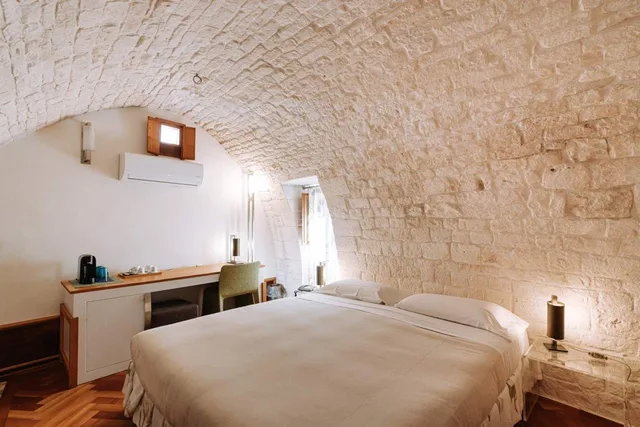 Queen Bed, Santarosa Relais 1/3