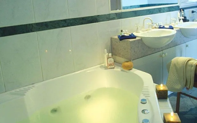غرفة بسرير كوين بحوض جاكوزي، Best Western the Tudor Box Hill 3/4