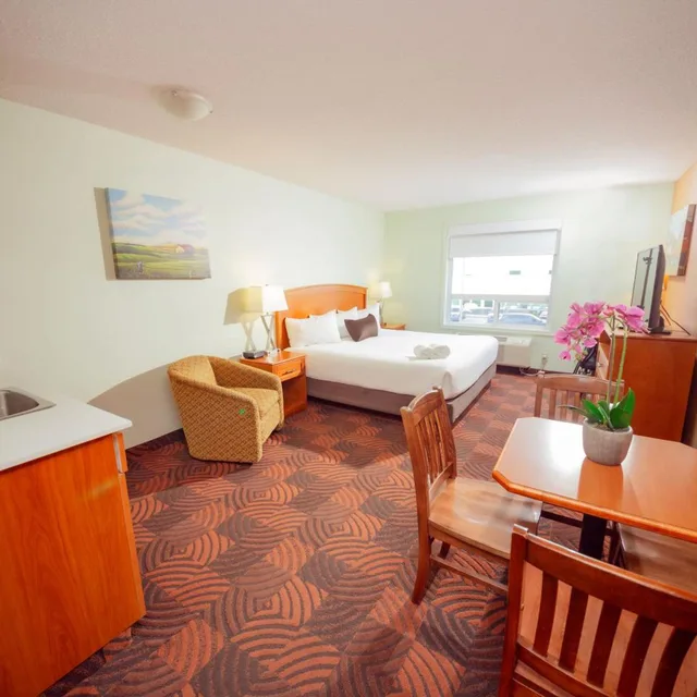 جناح بسرير كينج وسرير بطابقين بغرفتين، Service Plus Inns and Suites Calgary 2/6