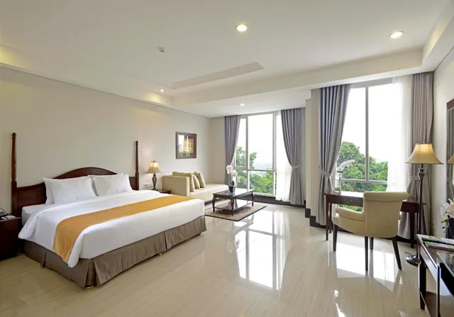 جناح جونيور، The Sahira Hotel 1/1