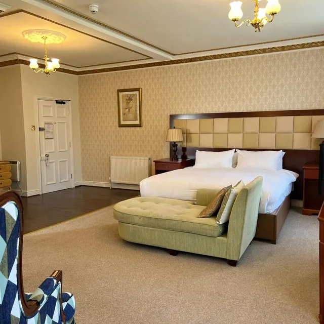 جناح جونيور، Botleigh Grange Hotel 6/8
