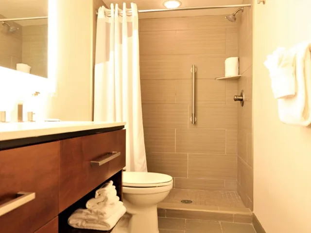 جناح بسرير كينج بغرفتين لذوي الإعاقة، Doubletree By Hilton Omaha Southwest 2/4