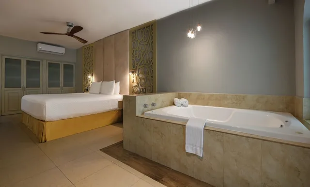 Premier, Junior Suite, King Bed, Beach Front، El Dorado Royale A Spa Resort All Inclusive 3/5