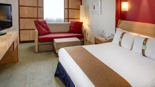 جناح بسرير كينج بغرفة نوم واحدة مع أريكة، Holiday Inn Aylesbury 2/6
