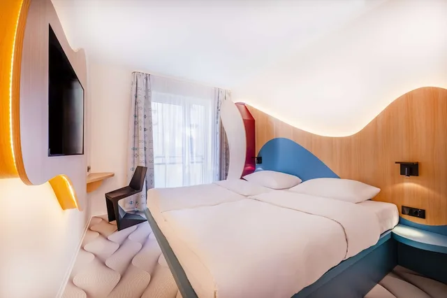 Design, Double Bed, Balcony، Prize by Radisson Dresden-Mitte 2/6