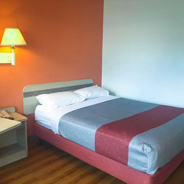 1 Full Bed - Micfridge, Motel6 Jacksonville, FL - Orange Park 3/10