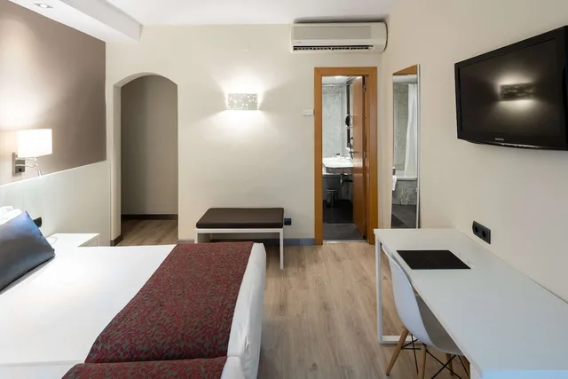 Room, Queen Bed, Balcony, Catalonia Castellnou 8/10