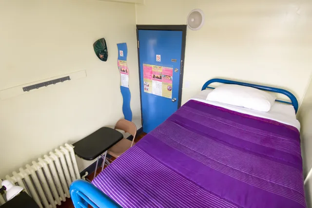 غرفة صغيرة بسريرين منفصلين وسرير بطابقين بحمام مشترك، Ocean Island Inn Backpackers Suites Hostel 2/9