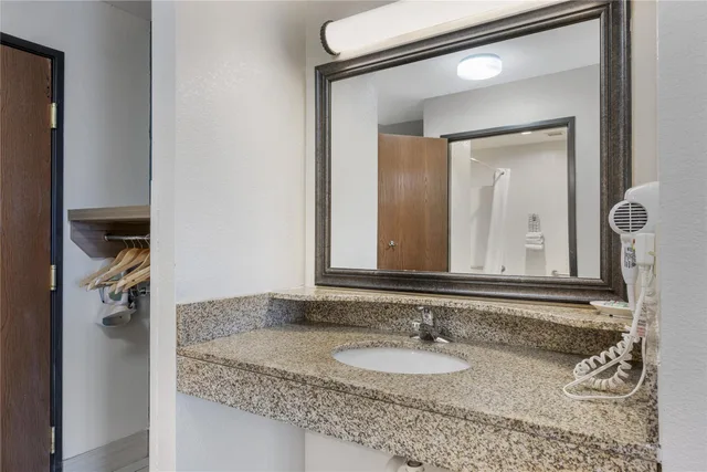 غرفة بسرير كينج بحوض استحمام لذوي الإعاقة، Best Western Port Columbus 8/9