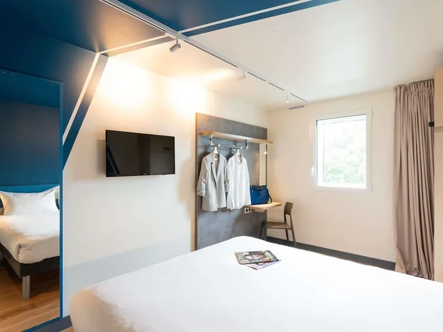Room, 1 Double and 1 Single Bed, Murphy Bed، Ibis Budget Lyon Confluence 5/10