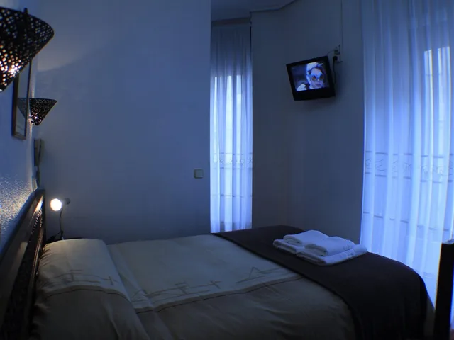 غرفة كلاسيكية بسرير مزدوج بإطلالة على المدينة بحمام خاص، Hostal Esmeralda 2/2