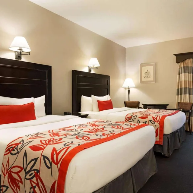 Interior, Courtyard, 2 Queen Beds, Pet Friendly، Ramada By Wyndham Fredericton 2/5
