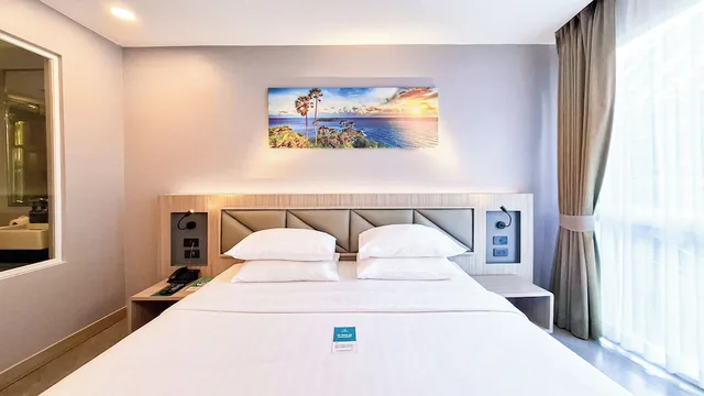 Standard, King Bed, Clarian Hotel Beach Patong 4/10