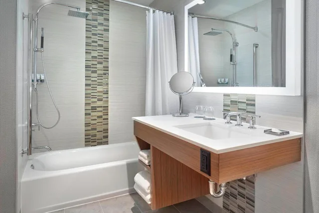 غرفة تقليدية بسرير كينج وسريرين كوين، The Westin Calgary Airport 6/10