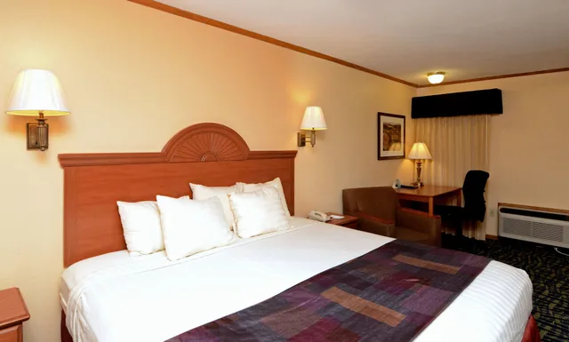 غرفة قياسية بسرير كينج للمدخنين، SureStay by Best Western Kansas City Country Inn North 5/10