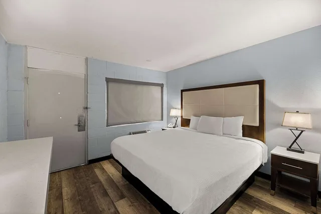 غرفة بسرير كينج لذوي الإعاقة، Rodeway Inn Midland, TX 2/3