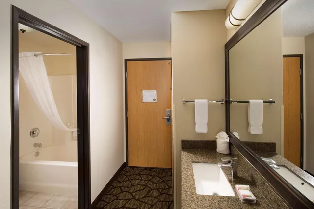 غرفة بسرير كوين بجاكوزي، Best Western Plus Vancouver Mall Dr. Hotel & Suites 4/6