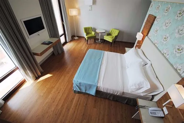 غرفة بانورامية بريستيج بسرير مزدوج بإطلالة على البحيرة بشرفة، Hotel Eden 2/8
